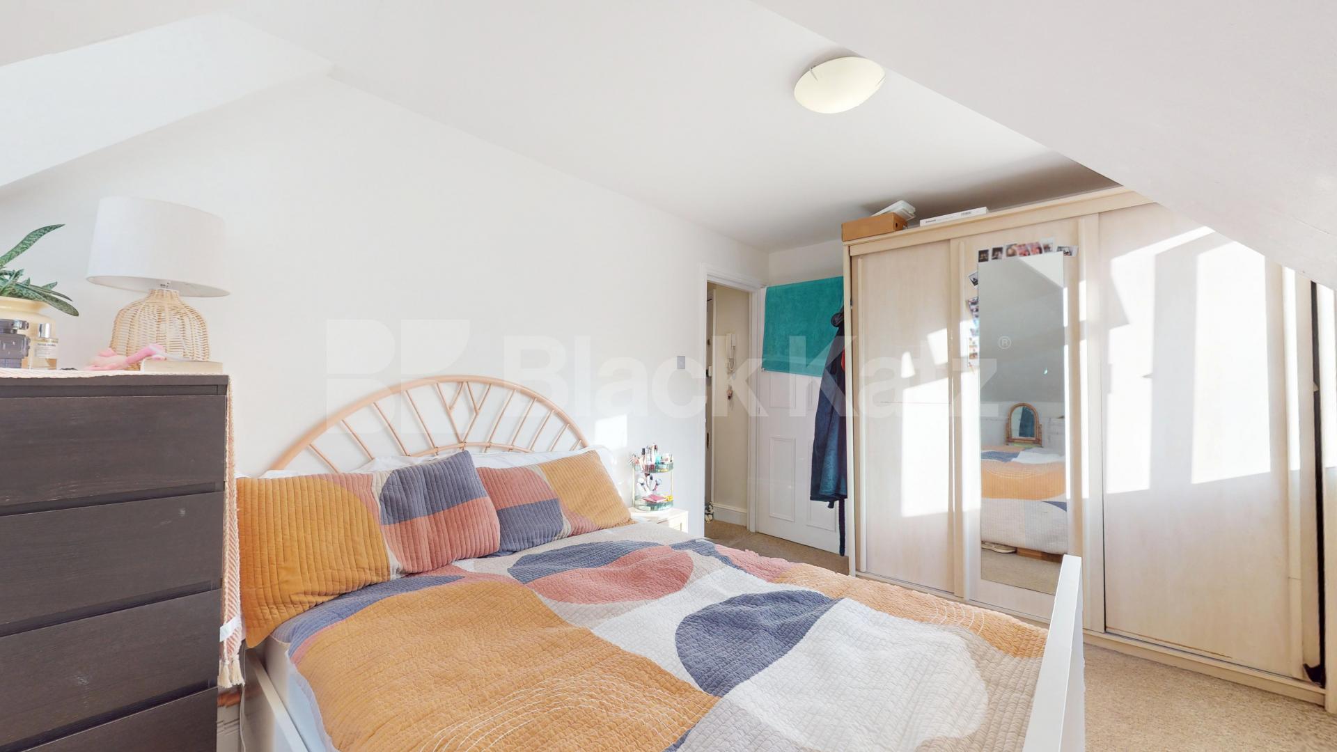 Lovely two bed set within a period house close to Tube & Shops Finchley Road, Finchley Road / Swiss Cottage